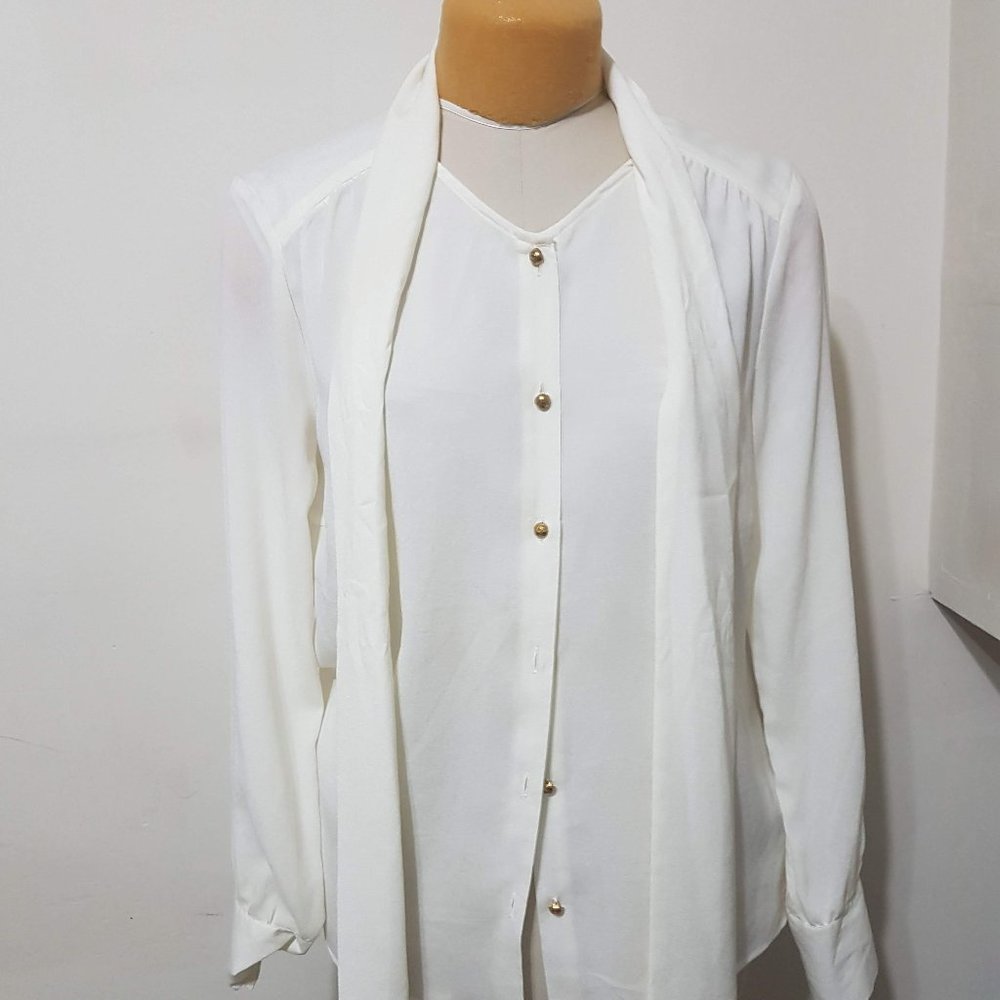 White tie collar blouse with gold button